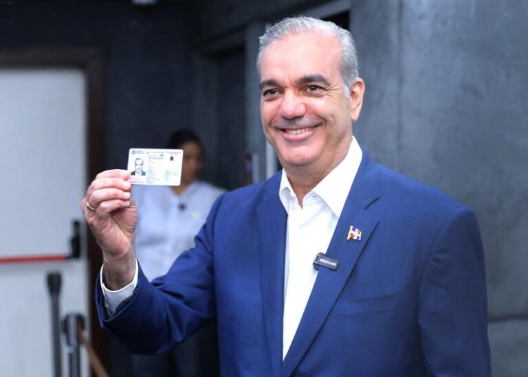 Luis Abinader recibe la nueva cédula de identidad dominicana