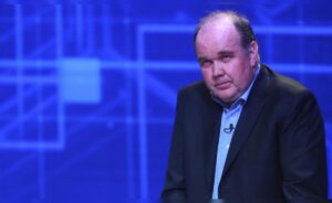 Rafael López Aliaga encabeza sondeo en Perú; alta indecisión