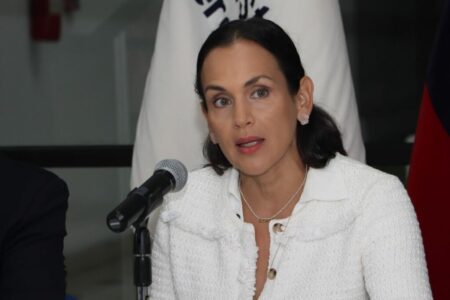 Ecuador y CAF firman acuerdos para energía, transporte aéreo y banano