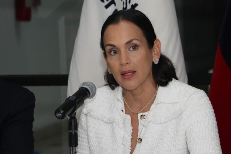 Ecuador y CAF firman acuerdos para energía, transporte aéreo y banano