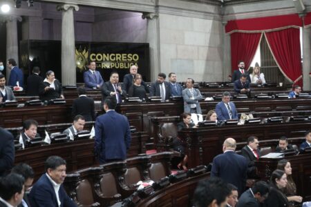 Congreso de Guatemala restituye presupuesto de Q164 mil millones