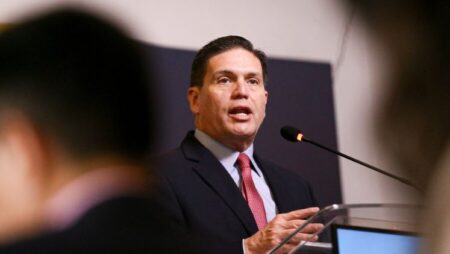 Pinzón pide apoyo a electores de Fajardo y De La Espriella Pinzón pide apoyo a electores de Fajardo y De La Espriella