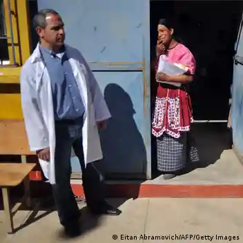 Guatemala pone fin al convenio de salud con médicos cubanos