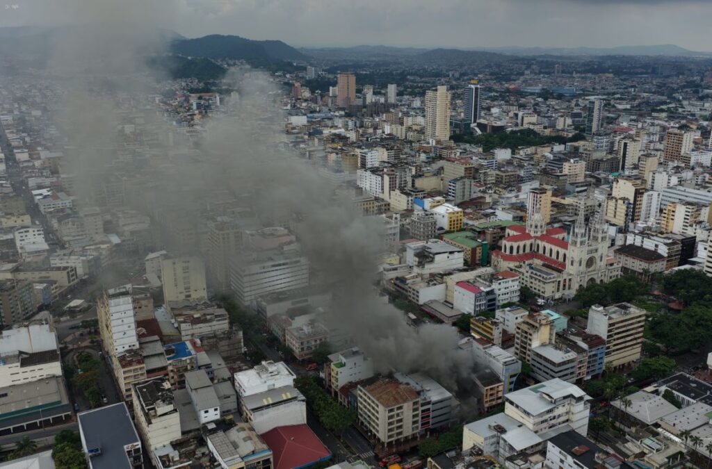 Gobierno pide a Fiscalía investigar recientes incendios en Guayaquil