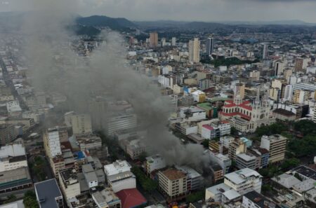 Gobierno pide a Fiscalía investigar recientes incendios en Guayaquil