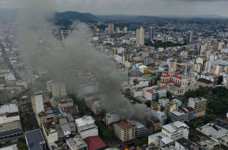 Gobierno pide a Fiscalía investigar recientes incendios en Guayaquil