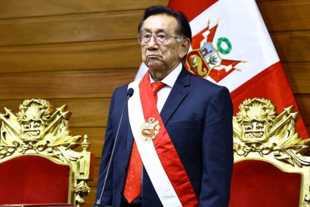 José María Balcázar asume como octavo presidente de Perú en 10 años