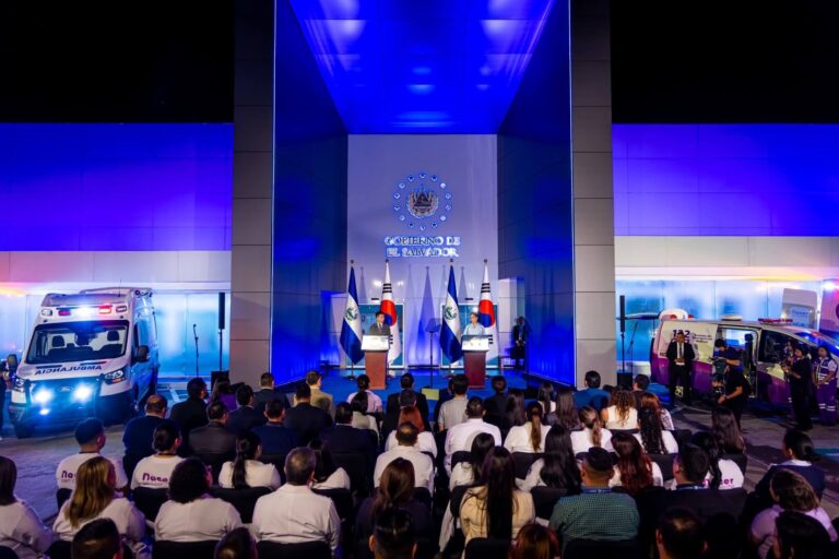 Gabriela de Bukele impulsa estrategia de salud materno-infantil