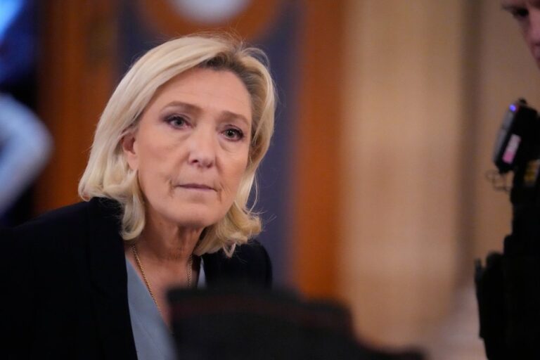Fiscalía francesa pide inhabilitar a Le Pen por mal uso de fondos