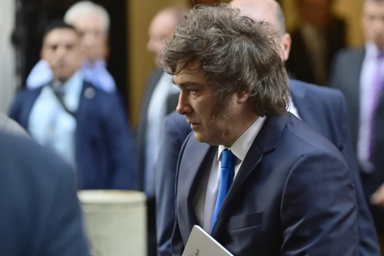 Argentina recorta más de 63,000 empleos públicos bajo Milei Argentina recorta más de 63,000 empleos públicos bajo Milei