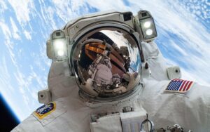 Astronautas de la NASA usarán smartphones en misiones Artemis II y Crew-12