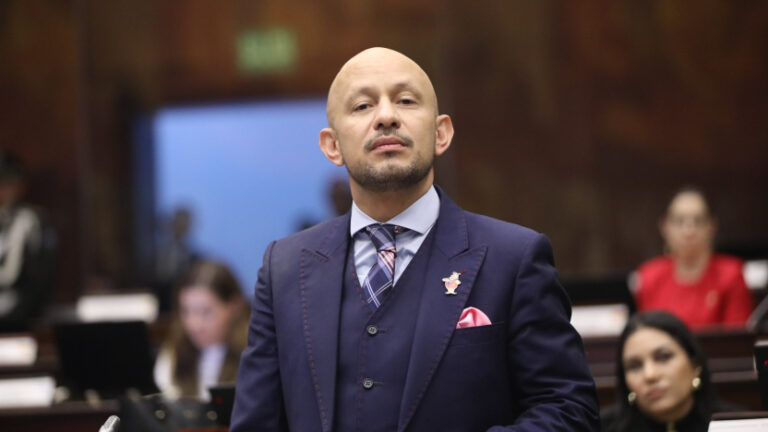 Asamblea suspende 30 días sin sueldo a asambleísta Castillo