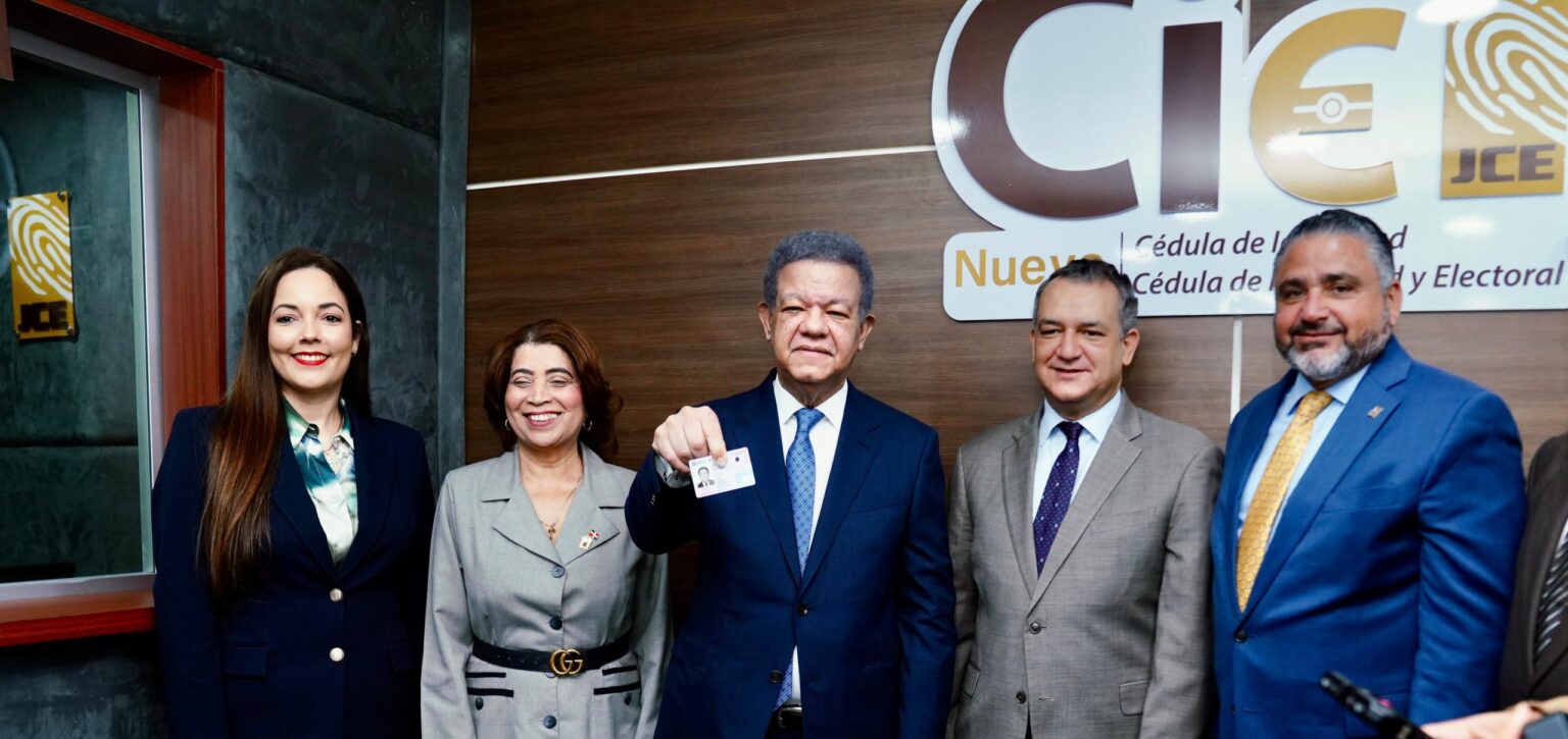 Leonel Fernández respalda renovación tecnológica de la cédula dominicana