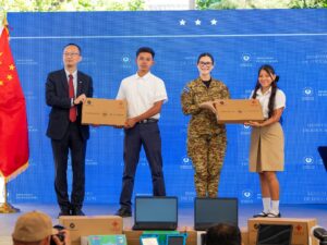 China dona 344 mil dispositivos electrónicos a escuelas salvadoreñas