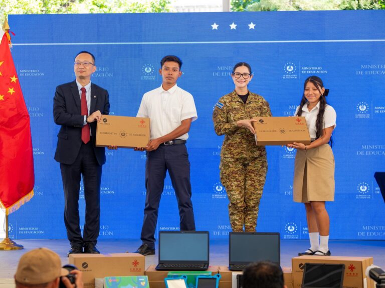 China dona 344 mil dispositivos electrónicos a escuelas salvadoreñas