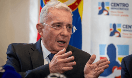 Uribe compara candidaturas de Paloma Valencia e Iván Cepeda Uribe compara candidaturas de Paloma Valencia e Iván Cepeda