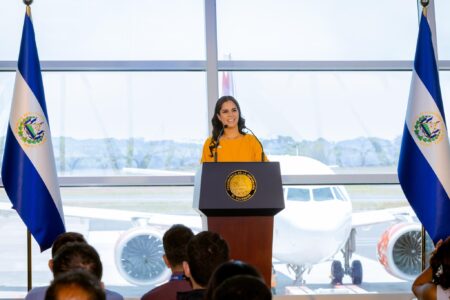 Aeropuerto de El Salvador recibe sello “Family Friendly” Aeropuerto de El Salvador recibe sello “Family Friendly”