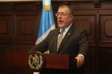 Arévalo exige al Congreso transparencia en elección de la CC