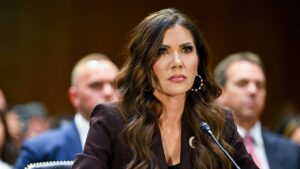 Demócratas mantienen cierre del DHS pese a destitución de Noem