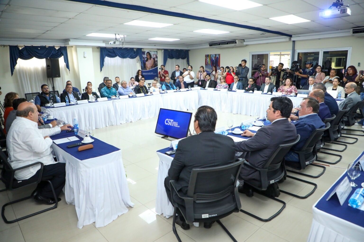 El Salvador presenta avances laborales ante la OIT en visita histórica