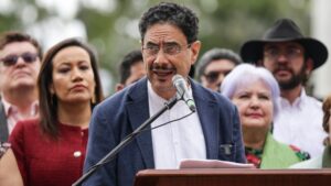 Asamblea de Antioquia declara persona no grata a Iván Cepeda