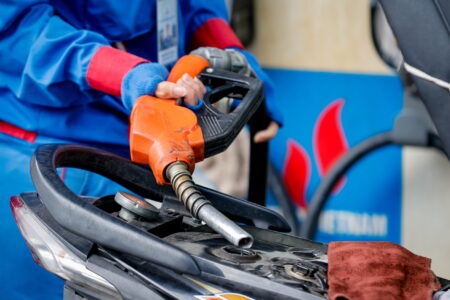 Trump suspende Ley Jones para aliviar precios de gasolina en EE. UU.