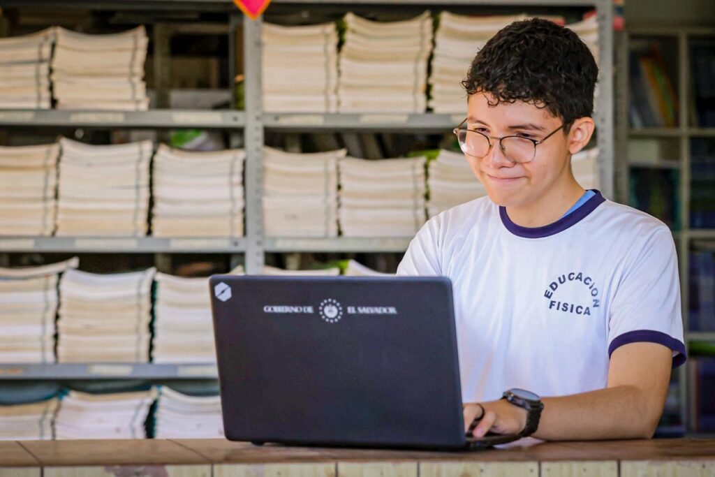 El Salvador distribuye laptops y útiles a estudiantes de bachillerato