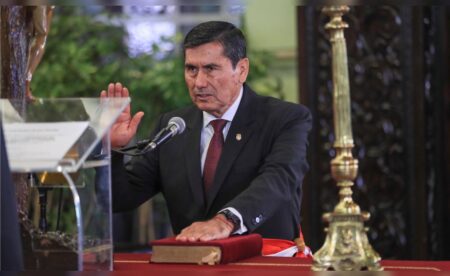 Luis Arroyo pedirá voto de confianza tras primera vuelta electoral