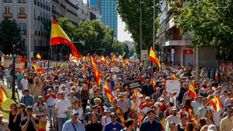 Miles protestan en Madrid para exigir la dimisión de Sánchez
