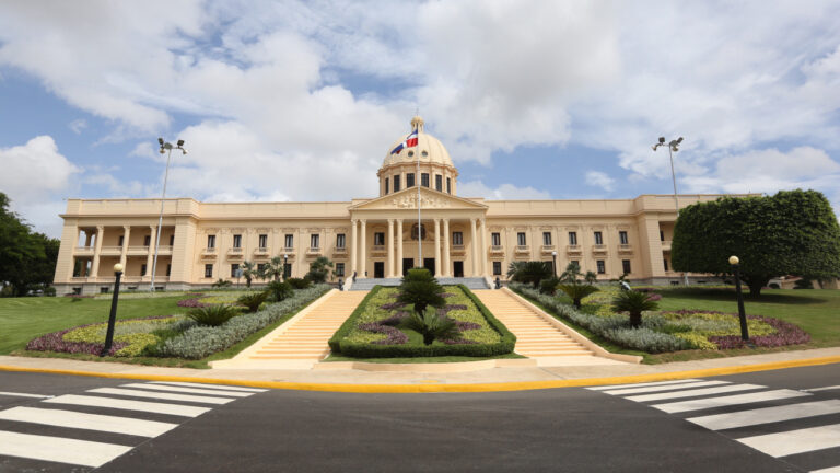 Abinader crea comisión para reforma educativa en República Dominicana