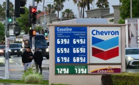 Trump propone suspender impuesto federal a la gasolina en EE.UU.