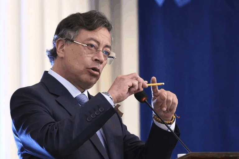 Petro dispuesto a retirar aranceles a productos ecuatorianos