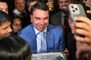 Flávio Bolsonaro acusado de negociar fondos ilícitos para campaña