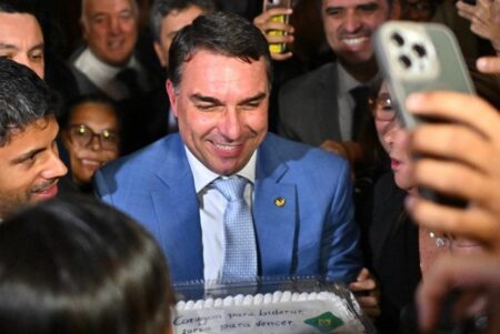 Flávio Bolsonaro acusado de negociar fondos ilícitos para campaña
