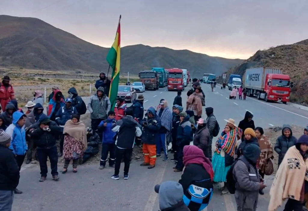 Bolivia: crisis y bloqueos tras aumento récord de combustibles Bolivia: crisis y bloqueos tras aumento récord de combustibles