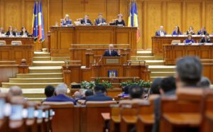 Gobierno de Rumanía cae tras moción de censura histórica