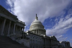 Senado de EE UU aprueba limitar poderes de guerra de Trump sobre Irán