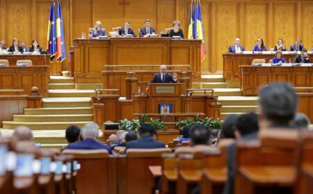 Gobierno de Rumanía cae tras moción de censura histórica