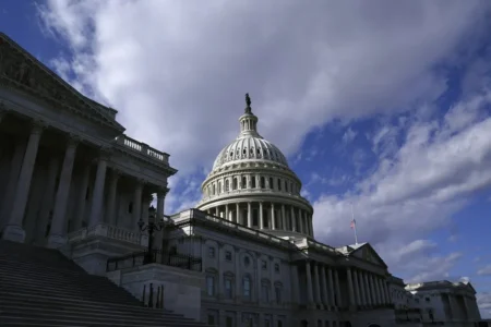 Senado de EE UU aprueba limitar poderes de guerra de Trump sobre Irán