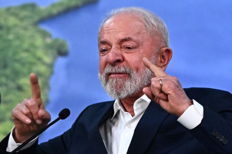 Lula acusa a Flávio Bolsonaro de pedir injerencia de EE UU Lula acusa a Flávio Bolsonaro de pedir injerencia de EE UU