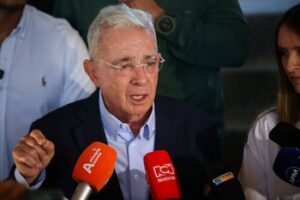 Uribe acusa a la Fiscalía de persecución política sin pruebas Uribe acusa a la Fiscalía de persecución política sin pruebas