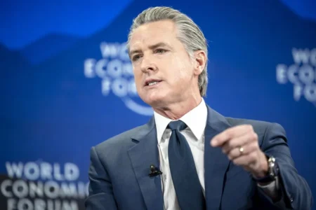 Newsom acusa a Trump de usar Fiscalía para investigarlo en EE UU