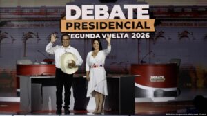 Perú define en segunda vuelta a su noveno presidente en 10 años