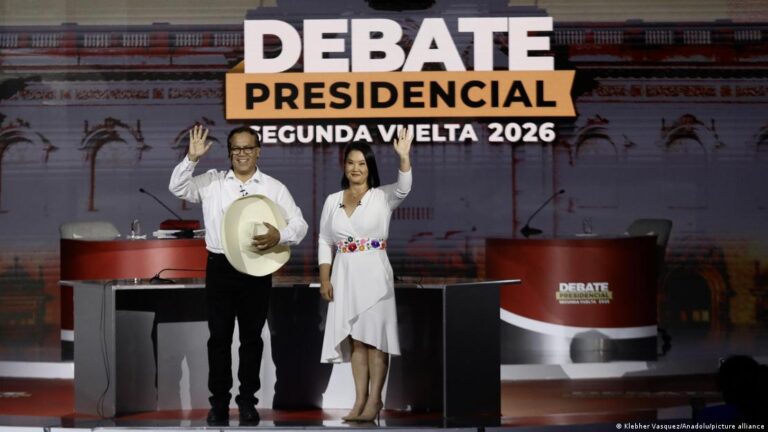 Perú define en segunda vuelta a su noveno presidente en 10 años