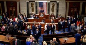 Senado de EE. UU. aprueba 70,000 mdd para financiar al ICE