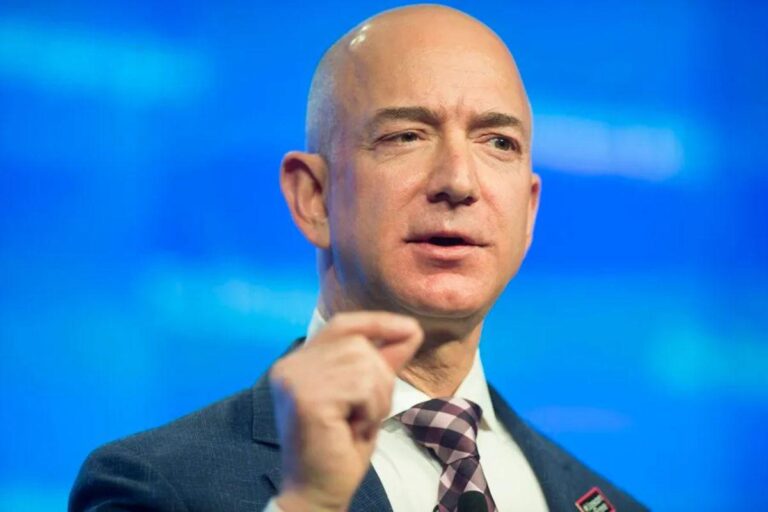 Jeff Bezos propone llevar industria contaminante a la Luna