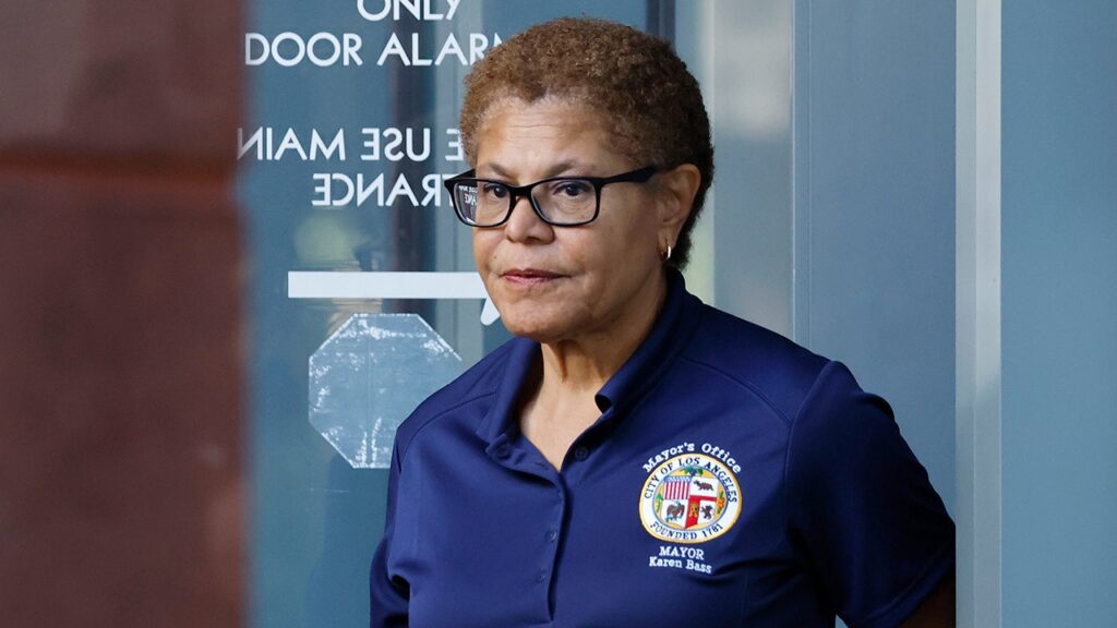 Karen Bass no responde a denuncias de nacionalismo blanco en LAPD Karen Bass no responde a denuncias de nacionalismo blanco en LAPD