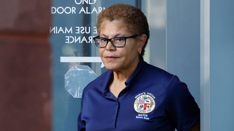Karen Bass no responde a denuncias de nacionalismo blanco en LAPD Karen Bass no responde a denuncias de nacionalismo blanco en LAPD