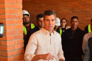 Peña admite déficit en recursos docentes y defiende obras escolares