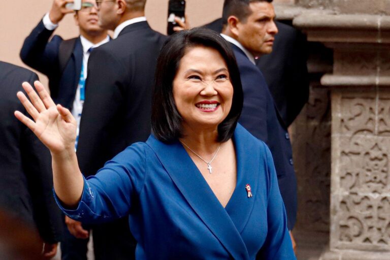 Keiko Fujimori asume presidencia de Perú con apoyo político